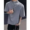 Nova camiseta masculina estilo chinês de gola semi-alta e manga curta com design único, estilo de verão nicho, com ombreiras e botões irregulares pesados
