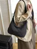 Bolsa Cruzada Pequeña de Teléfono Móvil de Gama Alta para Commuter de Otoño e Invierno, Nicho, para Mujer, Nueva 2025, Blanca, de un Solo Hombro, Cruzada, Bolsa de Empanadilla