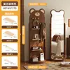 Espejo de tocador de tablero perforado retro de lujo ligero, giratorio y móvil, perchero integrado para abrigos y sombreros para uso doméstico, espejo de cuerpo entero de pie