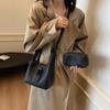 Bolso pequeño retro de moda estilo Hong Kong, novedad de 2024, bolso de cubo portátil de dos piezas, bolso cruzado con texto de otoño para mujer.