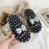 Chinelos de Pelúcia Infantis para Outono e Inverno, Fofos com Bolinhas, para Casa, Antiderrapantes, com Biqueira Fechada, de Algodão Peludo para Meninas Pequenas e Bebês