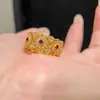 Anillo Abierto Flor Calada Chapado en Oro Real de 18K Circonita Anillo Versátil Retro para Dedo Índice Lujo Accesible Joyería de Mano de Gama Alta