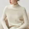 Coleção Outono/Inverno 2026 Bai Cai Rong: Gola alta discreta, ombro raglã, suéter quente, modelagem que afina, caimento solto, top interno de tricô