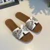 Sandálias Rasas de Verão Femininas 2025 Novo Estilo Moda Preguiçosa ao Ar Livre Tira Cruzada Leve Confortável Novo Estilo Chinês Chinelos Florais