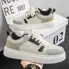 Zapatos de Hombre Primavera 2026 Nuevo Estilo Modernos Versátiles Deportivos Casuales Zapatos de Tabla Moda Masculina Zapatos Blancos Sensación de Alta Gama Marca de Moda