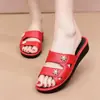 Nuevas sandalias de cuña de moda para mujer, tipo slip-on, adecuadas para usar al aire libre, cómodas y suaves, antideslizantes para la playa, punta redonda, sandalias de punta abierta para mujer