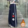 Novo Estilo Outono e Inverno 2025 Calça de Moletom Grossa de Veludo Quente para Crianças de Meia-Idade e Mais Velhas Estilo Coreano Fashionável Estampa de Coração