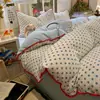 Juego de cuatro piezas de encaje de bola tridimensional de lunares estilo Ins, funda de edredón suave y amigable con la piel, juego de ropa de cama de tres piezas para dormitorio de estudiante