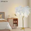 Lámpara de pie de plumas en stock para sala de estar, lámpara de ambiente de alta gama para mesita de noche de dormitorio, lámpara de mesa decorativa nórdica estilo ins de moda