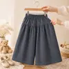 Pantalones de pierna ancha con estampado floral para niñas, gris oscuro con lunares pequeños, cintura elástica, pantalones casuales cómodos y versátiles para el uso diario.