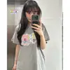 Agora a Nova Coleção Primavera/Verão 2026 de Camisetas de Manga Curta com Estampa de Menina Trançada da Designer Coreana Fl*Tta