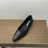 Sapatos Pontudos de Couro de Leopardo de Alto Padrão Estilo Retro para Noite Feminino 2026 Novo Estilo Sapatos Baixos Confortáveis para Trabalho e Roupas de Trabalho