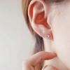 Pendientes pequeños con forma de flor de coche, bañados en plata S925 y oro de 14 quilates, con un toque de Joker. Delicados pendientes para mujer.