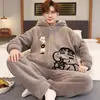 Pijama de Franela para Hombre 2026 Nueva Temporada Otoño e Invierno Set Cálido Espeso con Felpa Ropa de Casa Atractiva de Dibujos Animados