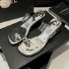 Sandálias Leves de Salto Bloco Quadrado com Design Slip-On Estilo Chanel, Detalhe de Borboleta Transparente, Sandálias que Aumentam a Altura para Pessoas Baixas, Novo Modelo Outono 2025
