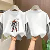 Camiseta de manga comprida para meninos, algodão puro, novo estilo primavera e outono 2026, camada interna listrada para meninos pequenos, camiseta base infantil falsa de duas peças