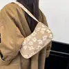Nova bolsa de axila estilo coreano, bolsa de ombro com corrente camélia da moda, tendência primavera-verão para mulheres, versátil e estilosa para o dia a dia.