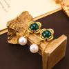 Pendientes de esmeralda con incrustaciones de perla barroca retro francesa, diseño de moda, pendientes elegantes y exquisitos.