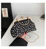 Bolso de mano con perlas para mujer, exquisito bolso de regalo para cenas, bolso de concha con clip retro de nueva moda de primavera 2024