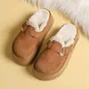 Chinelos peludos de sola grossa da moda para mulheres, novo estilo outono e inverno 2026, forrados com fleece, que aumentam a altura, sapatos confortáveis de calçar