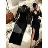 Nueva colección de otoño para mujer: un vestido midi sexy y elegante de manga larga con cuello alto, detalles de encaje y una abertura