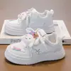 Tenis blancos para niños, zapatos para niñas, nueva colección primavera 2025, diseño de Cinnamoroll, para niñas y niños mayores, parte superior de piel, antideslizantes, zapatos deportivos casuales