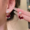 Brincos e Presilhas de Orelha de Fogos de Ano Novo, Delicados e Pequenos, Design de Flor Vermelha Sonhadora, Elegantes e Versáteis, Brincos de Luxo Leve para Mulheres