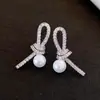 Pendientes de Perla Nudada con Circonita de Aguja Plateada, Sensación de Lujo Ligero y Gama Alta, Pendientes Elegantes y Versátiles con un Diseño Único