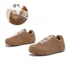 Tênis Brancos de Couro Genuíno para Mulheres, Novo Estilo Primavera 2026, Sapatos Versáteis de Solado Macio Que São Confortáveis e Não Cansam, Tênis Retrô com Solados Grossos, Sapatos Casuais