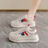Novos Sapatos Femininos de Verão 2026 Respiráveis Vazados Sapatos de Pai Versáteis Sola Grossa Aumentadores de Altura Tênis Esportivos Casuais Sandálias