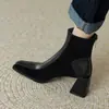 Botines altos ajustados de retazos de cuero genuino estilo vintage francés, colección de invierno 2026, botines cortos de moda con punta cuadrada y tacón grueso para mujer, botines sencillos para primavera y otoño