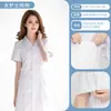Batas blancas de manga corta de alta calidad, resistentes a las arrugas, adecuadas para entornos médicos, de laboratorio y de servicio de alimentos.. Personalizable con logotipos. Venta al por mayor disponible a precios reducidos para pedidos grandes