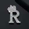 Transfronterizo Europeo y Americano Nueva Exquisita Versátil Corona Incrustada de Diamantes Letras Inglesas Broches y Pines para Hombres y Mujeres Accesorios para Ropa