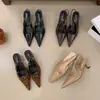 Sandálias elegantes de salto agulha estilo francês com bico fechado, sapatos femininos de corte baixo, novos sapatos pretos versáteis para o dia a dia com bico fino, coleção primavera-verão 2026