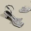 Sandalias de tacón medio con mariposa para mujer, estilo coreano, tacón alto, diseño moderno de punta cuadrada y punta abierta, nueva colección de verano 2026, sandalias de tira fina y tacón alto