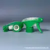 Pistola Pulverizadora Doble Cabeza Totalmente de Plástico Verde Hecha de Material PP es Adecuada para Limpiar Botellas, Agua de Uso General y Otras Botellas de Plástico