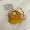 Bolso de Color Sólido de Alto Valor Estético 2026 Nuevo Modelo de Verano Bolso de Hombro Nicho para Viajar con Frecuencia Bolso Cruzado Tipo Cubeta de Alto Valor Estético
