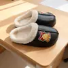 Novos Sapatos de Algodão Meio Cobertos com Padrão Fofo de Casal de Pelúcia para Uso Doméstico e Externo, Sapatos de Inverno Impermeáveis, Frete Transfronteiriço