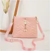 Bolsa Balde Acolchoada Ondulada One Piece Moda Mini Bolsa Transversal Bolsa de Ombro Feminina e Carteira