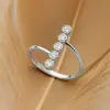 Anillo de diamante minimalista de lujo ligero europeo y americano con cinco piedras de circón súper brillantes dispuestas verticalmente, un anillo versátil de alta gama para el dedo índice