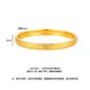 Diseño de nicho de lujo ligero borde CNC cepillado en oro textura de arena de río hielo pulsera de anillo liso Regalo para el cumpleaños de la novia