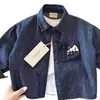 Camisa jeans macia de outono para meninos, novo estilo primavera/outono 2026, camisa de manga comprida para bebês e crianças maiores, peça externa da moda