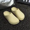 Novos sapatos de chef de outono para homens, chinelos mule, sandálias de casal para o verão ao ar livre, tamancos respiráveis de sola grossa para aumentar a altura para mulheres