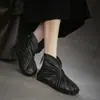 Jiezhou Colección Otoño 2026: Estilo Artístico de Nicho, Artesanía Plisada, Zapatos Retro para Mujer con Diseño Abierto en la Punta, Hechos de Cuero de Vacuno de Flor Entera