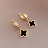 Brincos curtos de aço titânio estilo coreano, brincos de argola clássicos de aço inoxidável banhados a ouro 18k, brincos femininos de flor da sorte para atacado