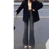 Nueva colección otoño e invierno 2026: Jeans de estilo retro, de tiro alto, corte ajustado y con forro polar, que ofrecen una silueta favorecedora. Cuentan con un diseño elegante, piernas ligeramente acampanadas y un corte recto.