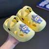 Chinelinhos de bebê em EVA para meninos e meninas, sandálias de verão antiderrapantes para bebês e crianças pequenas, pantufas fechadas para banho infantil em ambientes internos