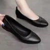 Zapatos de mujer sencillos 2026 otoño nuevo estilo zapatos planos de suela blanda zapatos pequeños de cuero cómodos zapatos de trabajo tacón bajo zapatos de mamá