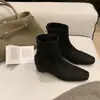 Em estoqueFabricante fornece botas curtas de pelúcia com bico fino e salto grosso que aumentam a altura em 6 cm para mulheres, novas botas de inverno 2026