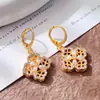 Pendientes Vintage de Flor Hueca y Trébol Estilo Popular Nuevo 2025 Pendientes de Clip de Alta Gama Pendientes de Botón Completos de Diamante y Perla